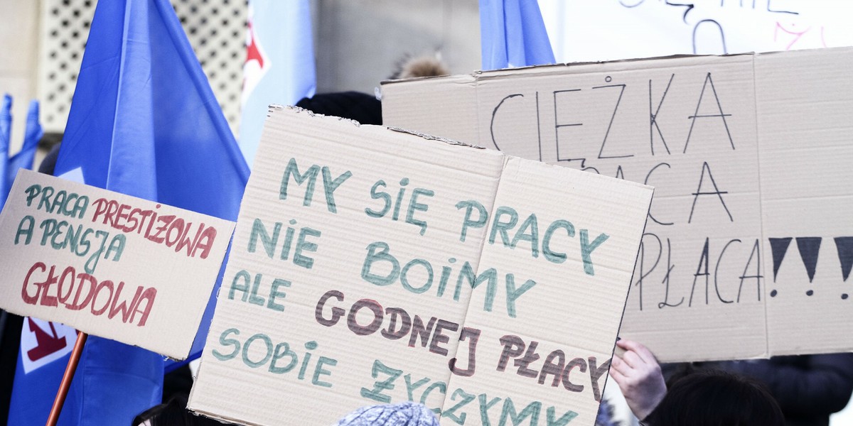 Jeden z bardzo wielu w tym roku protestów płacowych w Polsce. Przez wysoką inflację średnie płace tracą realnie na wartości pierwszy raz od dziesięciu lat