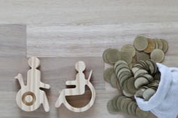 Zasiłek i dodatek pielęgnacyjny. Czym się różnią i ile wynoszą? [KWOTY, PROPOZYCJA ZMIAN]