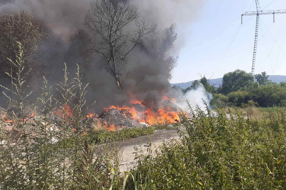 POŽAR KOD UŽICA Gori deponija, meštani u strahu da se vatra ne proširi do kuća (FOTO)