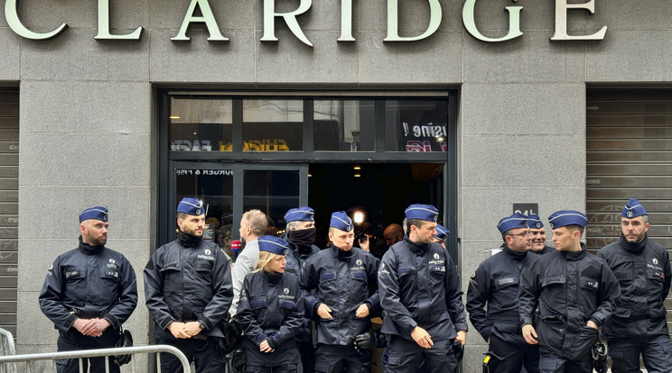 Rendőrök a Nemzeti Konzervativizmus Konferenciának (NatCon) otthont adó épület előtt Brüsszelben  / Fotó: MTI AP