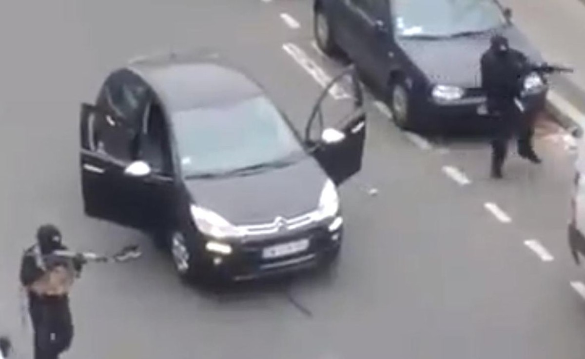 Zamachowcy przed siedzibą redakcji "Charlie Hebdo"