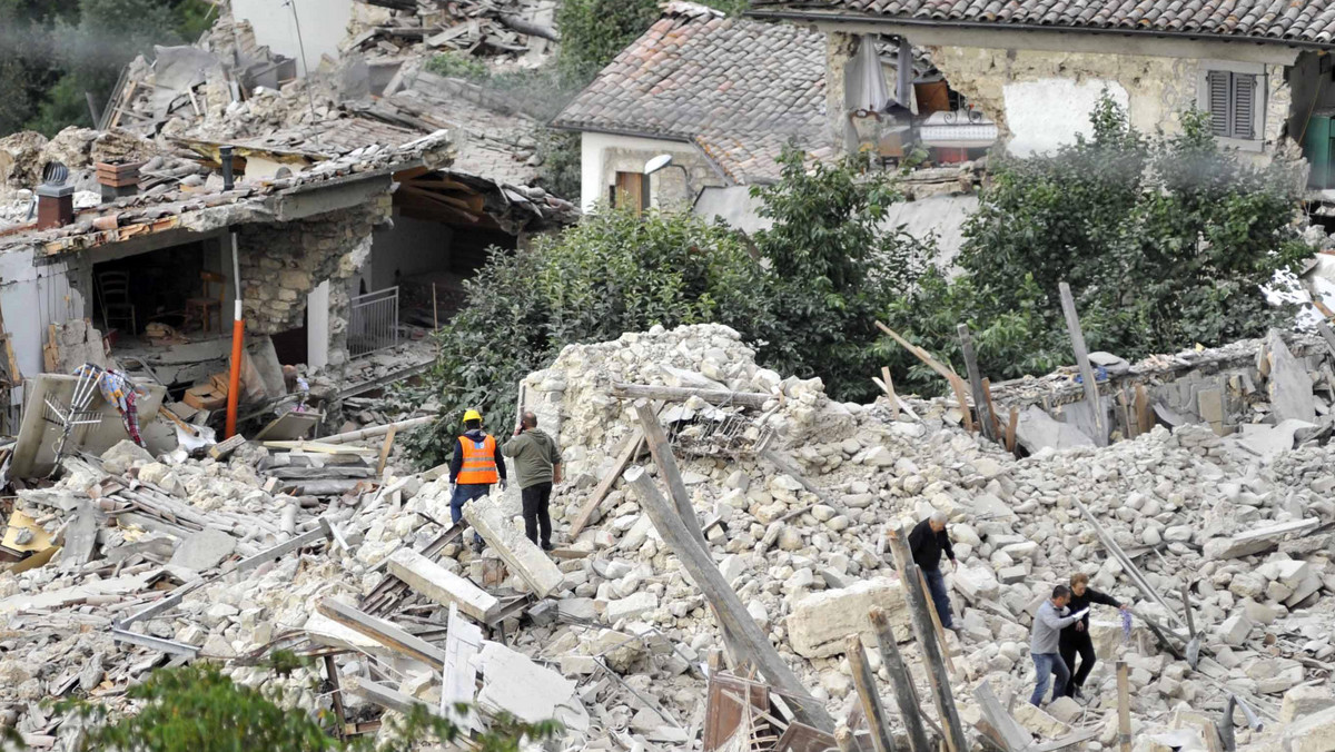 Tragiczna historia wydarzyła się podczas trzęsienia ziemi we Włoszech. Dziewczynka uratowała życie swojej czteroletniej siostry, kładąc się na niej i chroniąc ją od uderzeń spadającego gruzu. Sama nie przeżyła katastrofy - podaje Daily Mail.