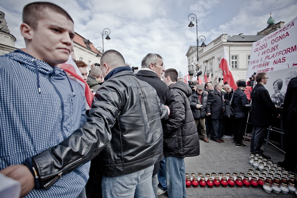 Zwolennicy PiS przed pałacem, fot. Maciej Stankiewicz