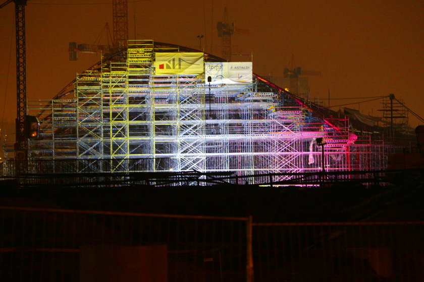 oświetlona budowa dworca fabrycznego
