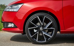 Opony całoroczne są niebezpieczne? Zimówki latem są OK? Ekspert Skody obala mity