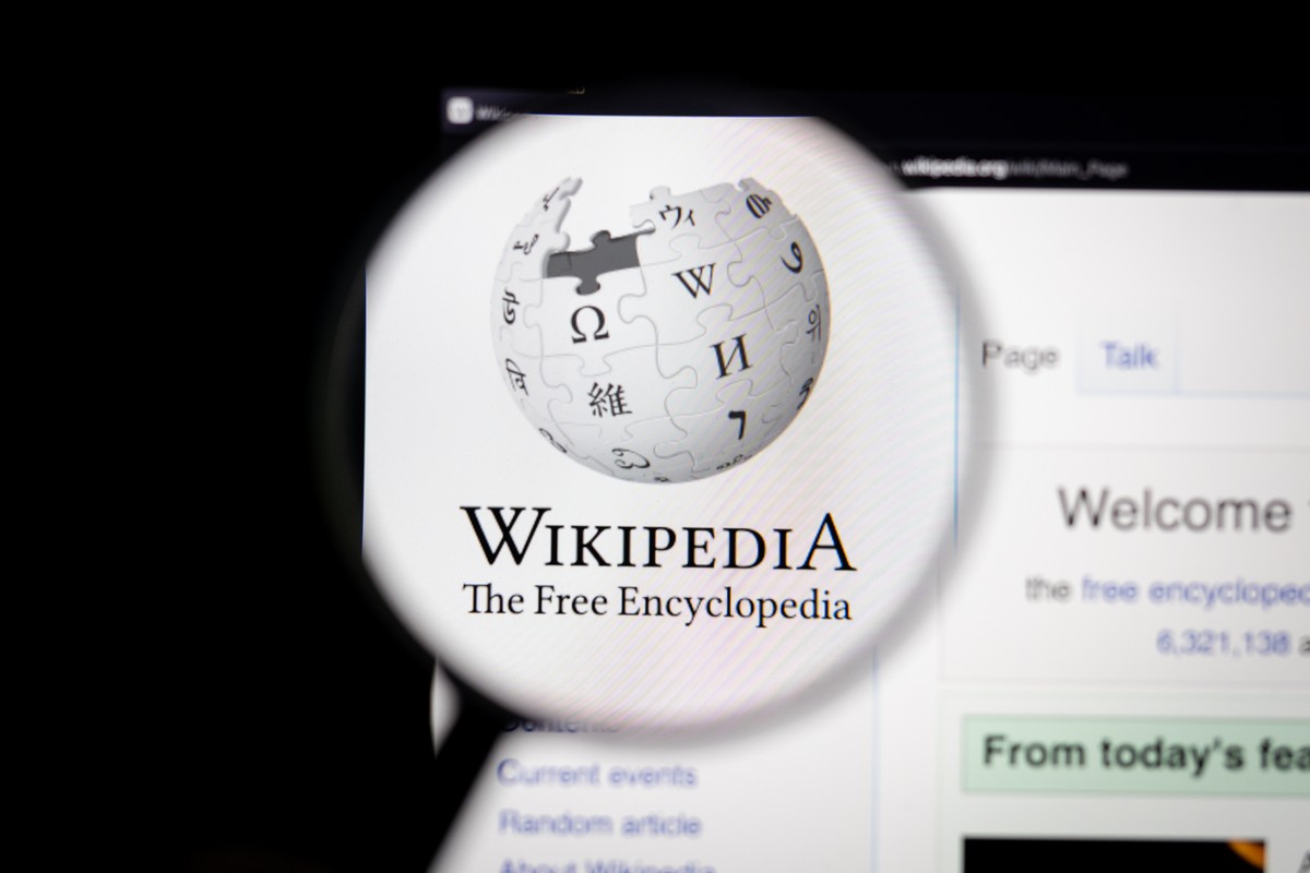 Wikipedia brata się z AI. Kontrowersyjna decyzja ma wiele zalet