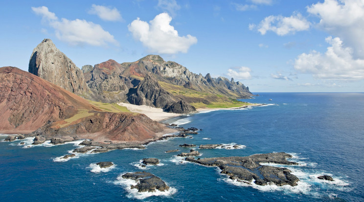 Trindade trópusi szigete eddig egy dologról volt híres, az érintetlenségéről. Most ott, ahol a zöld teknősök legnagyibb költőhelye van a világon, különös képződményeket találtak, amelyek hátborzongató bizonyítékai bolygónk átalakulásának. A műanyagsziklákat nem emberek hozták létre, de közük azért van hozzájuk. / Fotó: Wikimedia Commons
