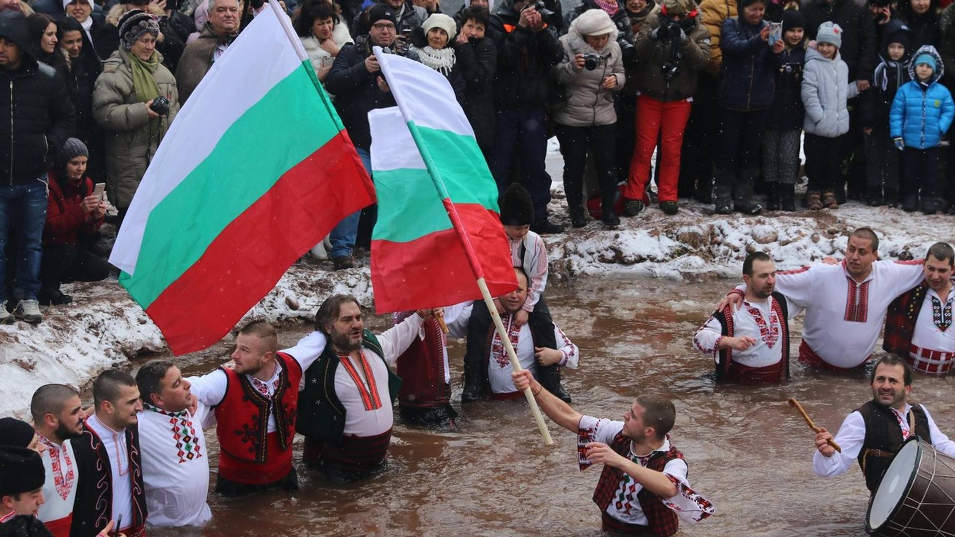 Nije praznik dok Bugari ne uskoče u hladnu vodu - slika tradicije koja je obišla svet