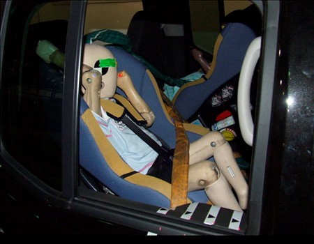 Uderzenie boczne w Navarę - dzieci chronione są w stopniu zaledwie zadowalającym