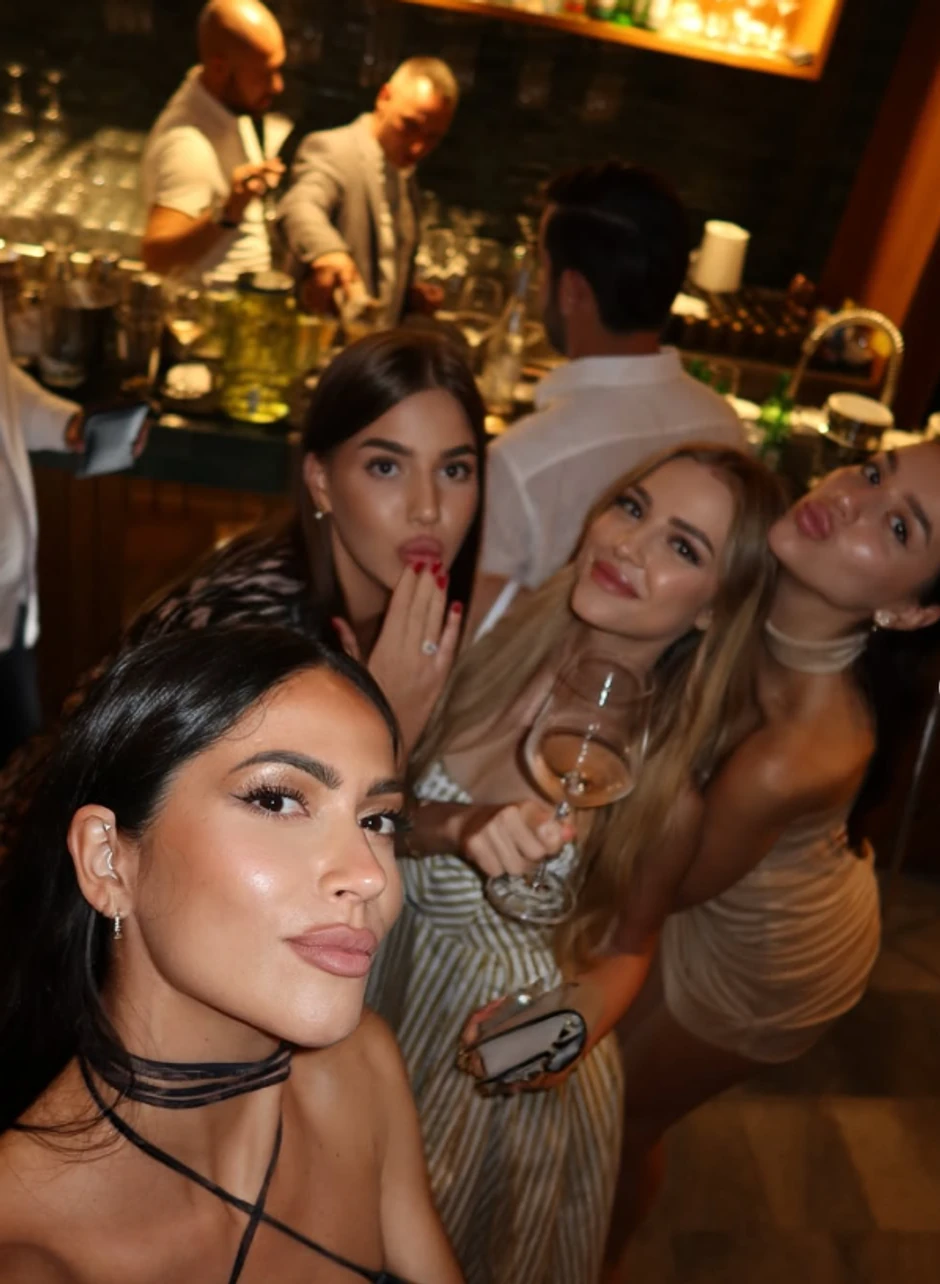 Una i Lara Čolić (druga i četvrta sa leva), objava