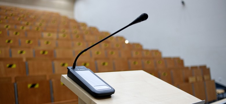 Kupowanie dyplomów w Polsce. Tak uczelnie sprzedają "legalne" dokumenty