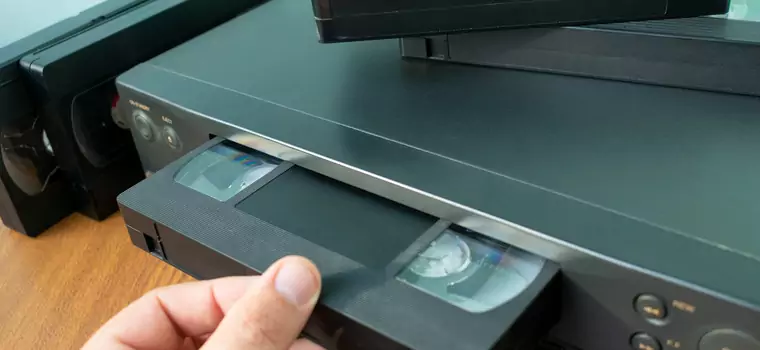 Jak zgrać stare filmy z kaset VHS? Wystarczy magnetowid, małe urządzenie i trochę wolnego czasu 