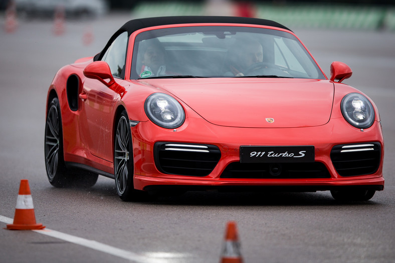 Porsche Carrera S i Turbo S na torze Istanbul Park