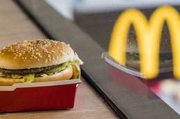 McDonald's potwierdził, że pracuje nad roślinnym burgerem. Ma smakować jak tradycyjny