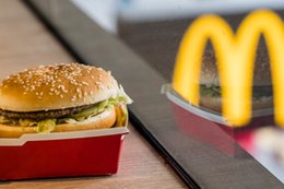 McDonald's potwierdził, że pracuje nad roślinnym burgerem. Ma smakować jak tradycyjny