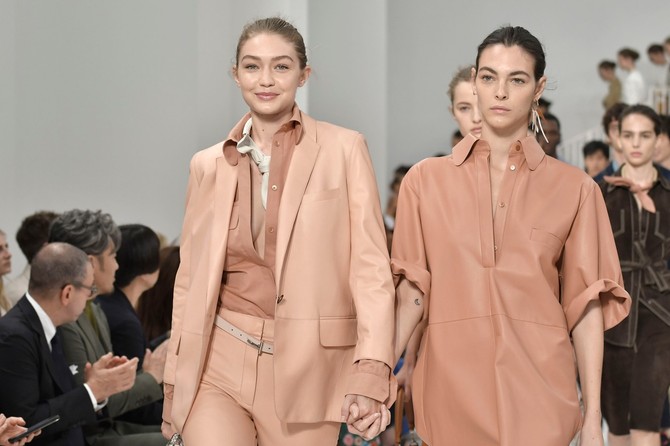 Vitorija sa Điđi Hadid 2018. na Milanskoj nedelji mode 