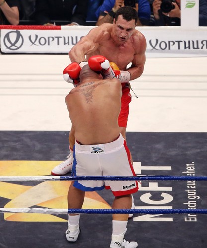 Władimir Kliczko posłał rywala na deski i obronił pas mistrza świata