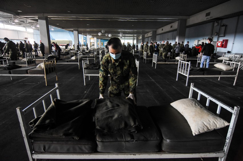 Spremanje hale u Novom Sadu za prijem lakše obolelilh pacijenata