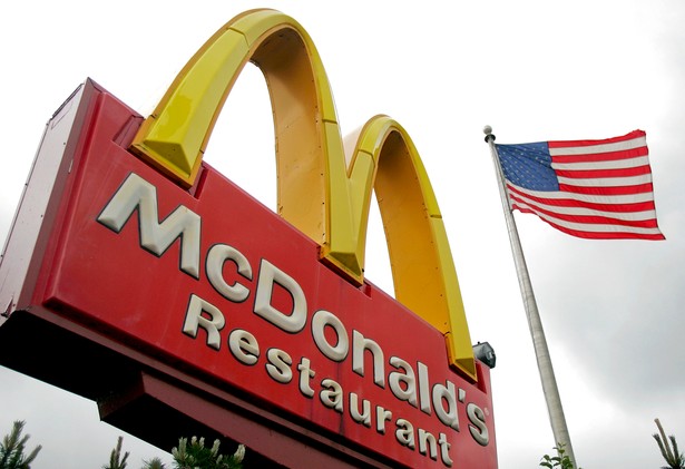 Znak McDonald's przed jedną ze swoich restauracji w Illinois