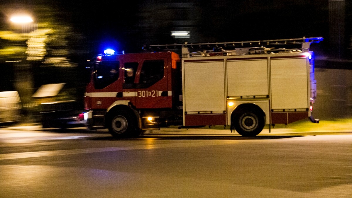 Mroków: wóz strażacki przejechał leżącego na drodze mężczyznę