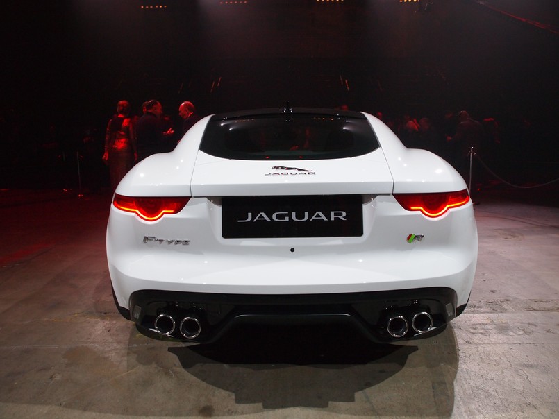 Nowy jaguar F-type został w całości wykonany z aluminium. Seksowne brytyjskie coupe będzie dostępne w trzech wersjach: F-type R, F-type S oraz F-type...