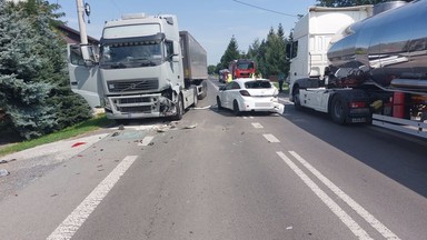 Groźne zdarzenie na Lubelszczyźnie. Ciężarówka wpadła w samochód osobowy