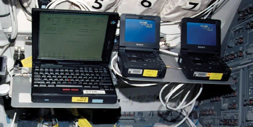 Laptopy IBM ThinkPad, z jakich korzystają astronauci, zostały specjalnie przystosowane do warunków panujących na orbicie. Zamiast dysków twardych mają pamięć flash. NASA.