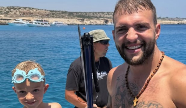 Veljko Ražnatović sa Željkom na pecanju