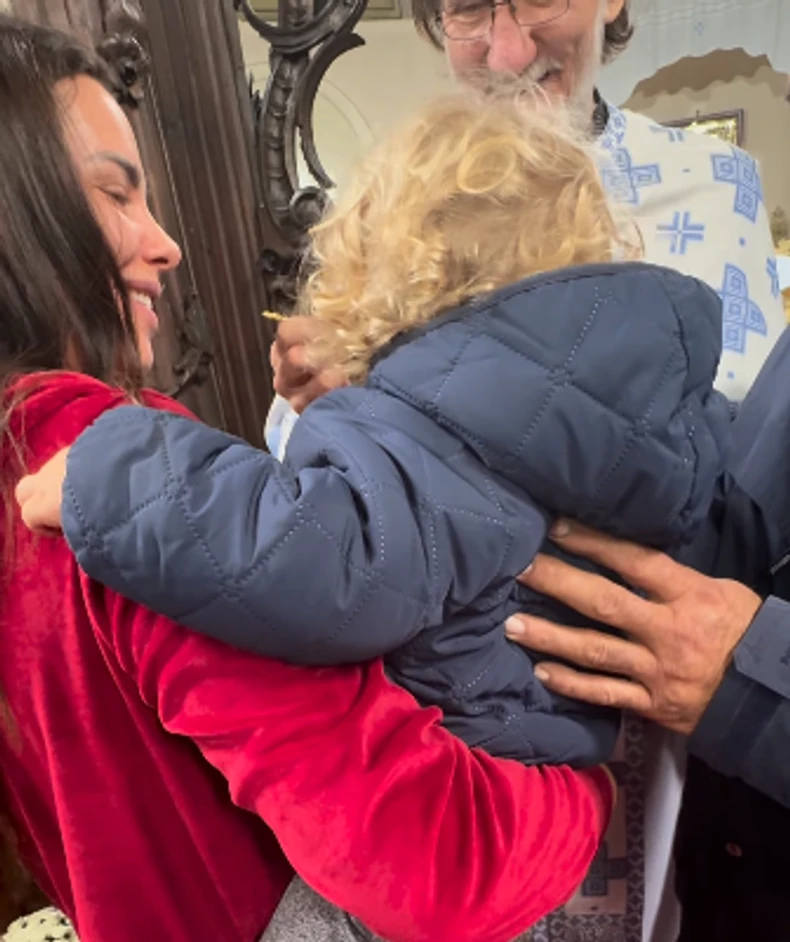 Bogdana drži sina Isaiju