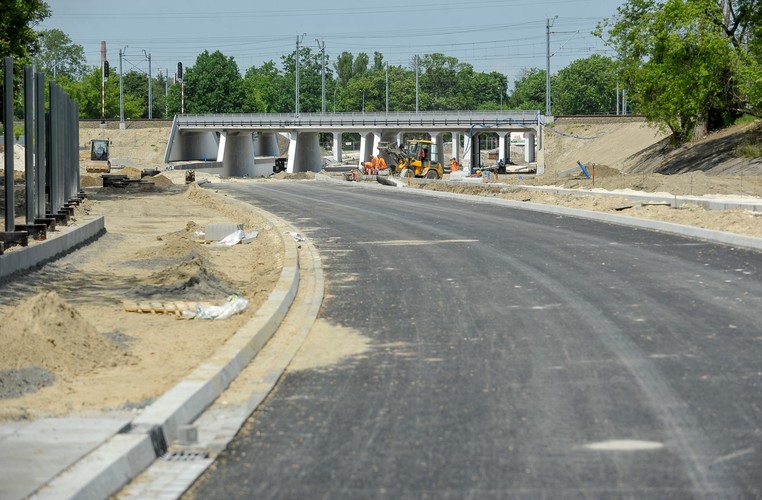 'Cała trasa jest mocno zaawansowana, trwają już prace wykończeniowe. Większość rzeczy konstrukcyjnych została już wykonana przed zimą' - powiedział. Poinformował, że Trasa Świętokrzyska zostanie oddana do użytku 15 września 2017 r.<br>
Olszewski zwrócił uwagę, że trasa umożliwi również swobodną komunikację między dzielnicą Pragą Północ i Targówkiem.

<br><br>fot. (cat) PAP/Marcin Obara