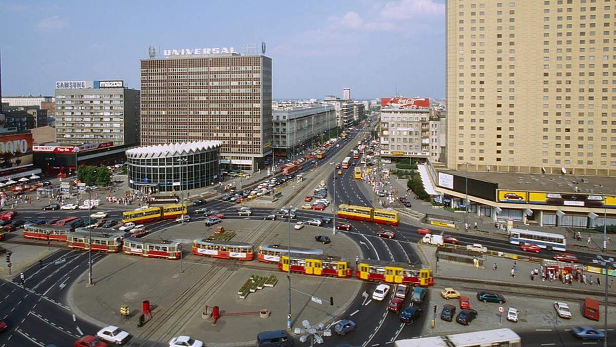 Od połowy lutego po Warszawie zaczną jeździć elektryczne taksówki. To pierwsze takie przedsięwzięcie w kraju - informuje "Rzeczpospolita".