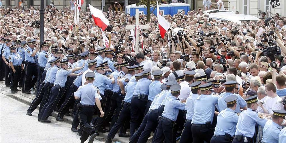 Straż miejska donosi na obrońców krzyża