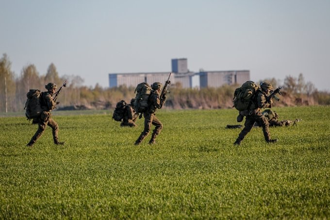 Szturm Spadochroniarzy 6 Brygady Powietrznodesantowej na obiekt broniony przez kanadyjski OPFOR podczas ćwiczeń Swift Response-22 na Łotwie 