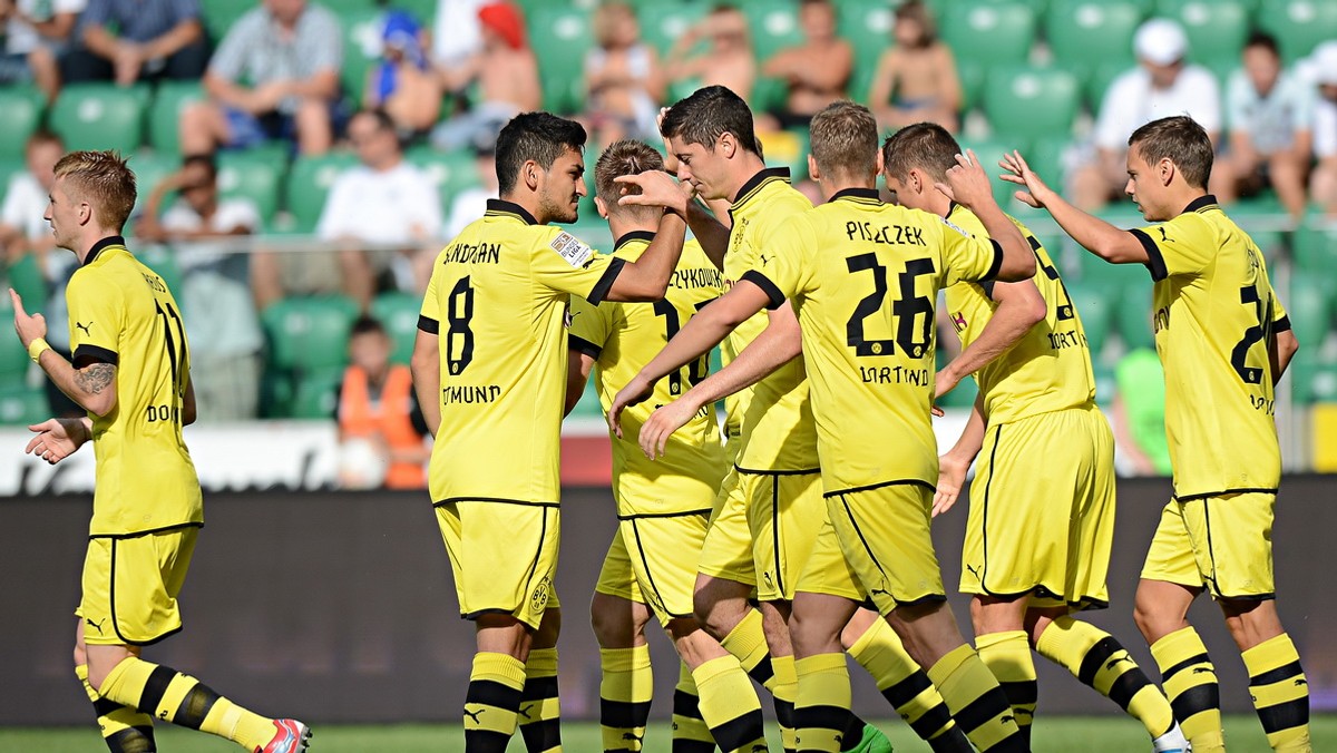 W piątek rusza jubileuszowy, 50. sezon piłkarskiej Bundesligi. Tytułu bronić będzie Borussia Dortmund, która w pierwszym spotkaniu sezonu podejmie na Signal Iduna Park Werder Brema. W składzie gospodarzy powinniśmy zobaczyć Polaków - Jakuba Błaszczykowskiego i Roberta Lewandowskiego. Relacja "akcja po akcji" od godziny 20:15 w Onet Sport, serdecznie zapraszamy! Od 11. minuty, po podaniu Błaszczykowskiego i golu Reusa, Dortmund prowadzi 1:0.