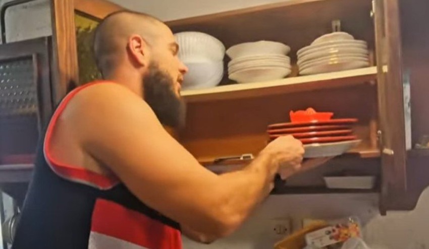 Dejan Dragojević lupa kuhinju