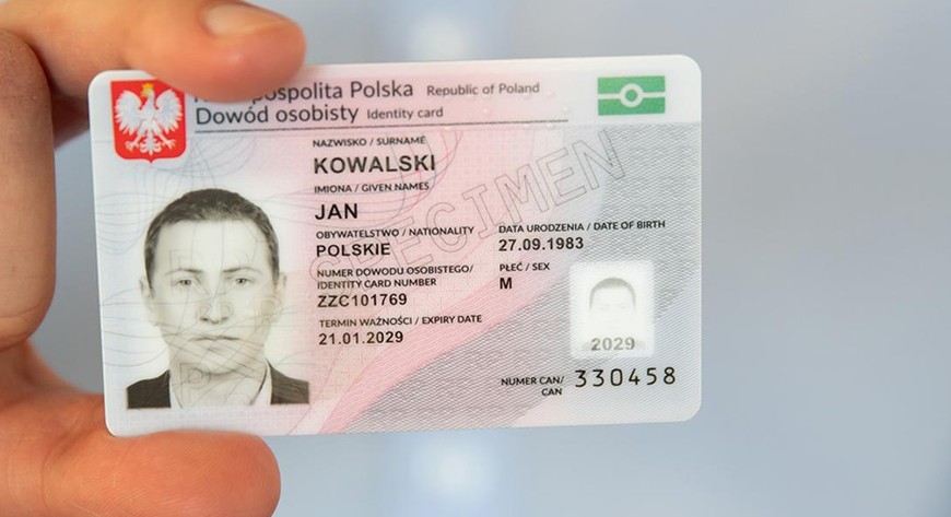 Dowody z warstwą elektroniczną (tzw. e-dowody), oprócz tradycyjnej funkcji potwierdzania tożsamości, posiadają także wbudowany, niewidoczny chip.