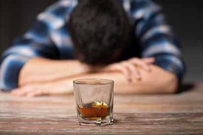 Drámai módon nőtt a pandémia alatt az alkoholhoz köthető halálozás