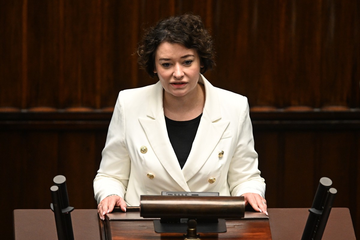 Posłanka Lewicy Anna Maria Żukowska na sali obrad. 12.04. 2024 r. Sejm zajmuje się m.in. projektem uchwały w sprawie powołania i wyboru składu osobowego Komisji Nadzwyczajnej do rozpatrzenia projektów ustaw dotyczących prawa do przerywania ciąży.