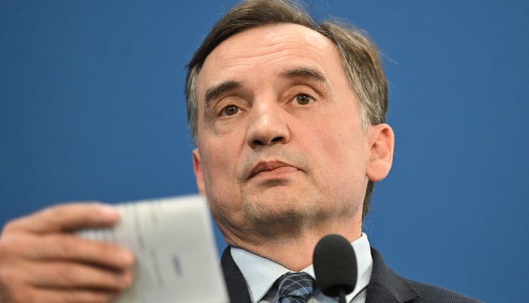 Bodnar chce siłą doprowadzić Ziobrę przed komisję. Ten zwołał konferencję i uderza w Tuska