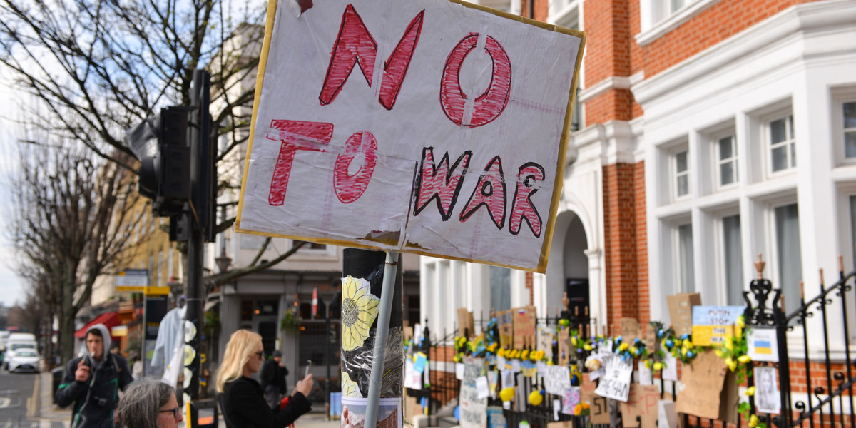 Protest przeciwko wojnie w Ukrainie przed rosyjską ambasadą w Londynie. 10 marca 2022 r.