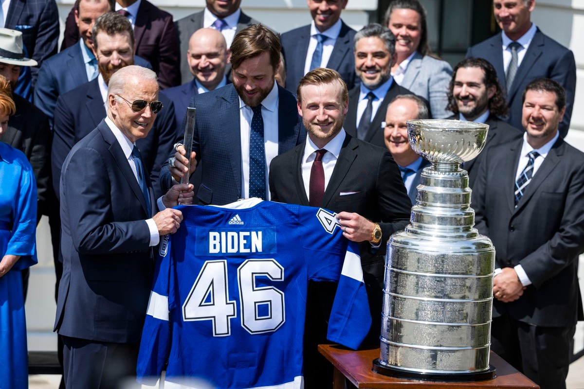 Hokeiści drużyny Tampa Bay Lightning z prezydentem Stanów Zjednoczonych Joe Bidenem
