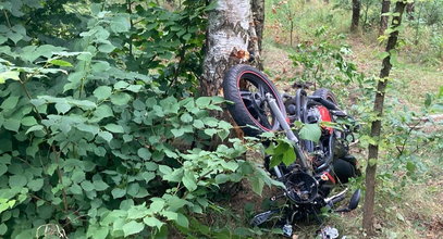 18-letni motocyklista i jego pasażer walczą o życie. Zderzyli się z drzewem