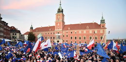 Światowe media o niedzielnych manifestacjach w Polsce. "Okrzyk 'zostajemy' to jasny przekaz"