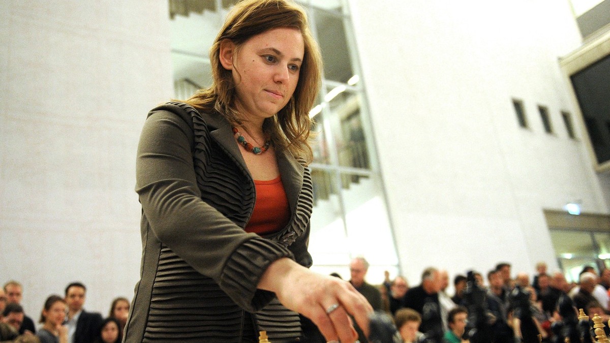 Judit Polgar igra šah istovremeno sa 25 protivnika u Beču 13. novembra 2012.