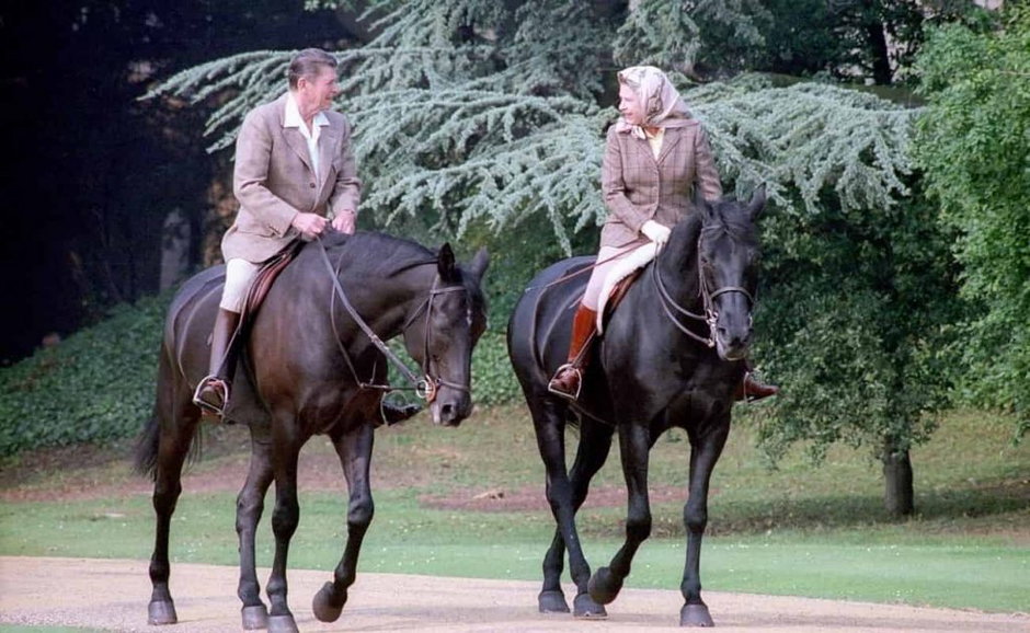 Kobiety monarchii brytyjskiej: Królowa Elżbieta II z prezydentem Reganem, 1982 / źródło: Reagan White House Photographs, White House Photographic Collection / Wikipedia