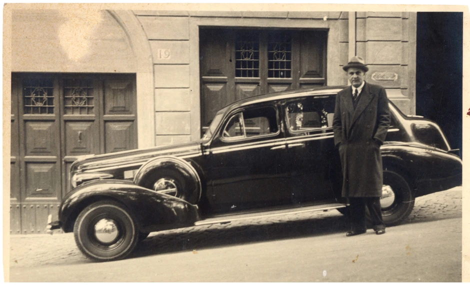 Pavle Beljanski pored "bjuika", 1940.