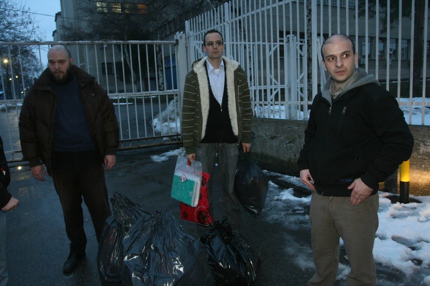 U Beogradu ima 200 anarhista: Vođa Trivunac (krajnje levo) izlazi iz zatvora (arhivski snimak)