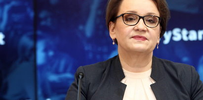 Minister zatrudnia na „śmieciówkach”