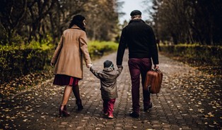 Pajęczyna groźnych powiązań oplotła polskie dzieci. Rząd ograniczył adopcje zagraniczne