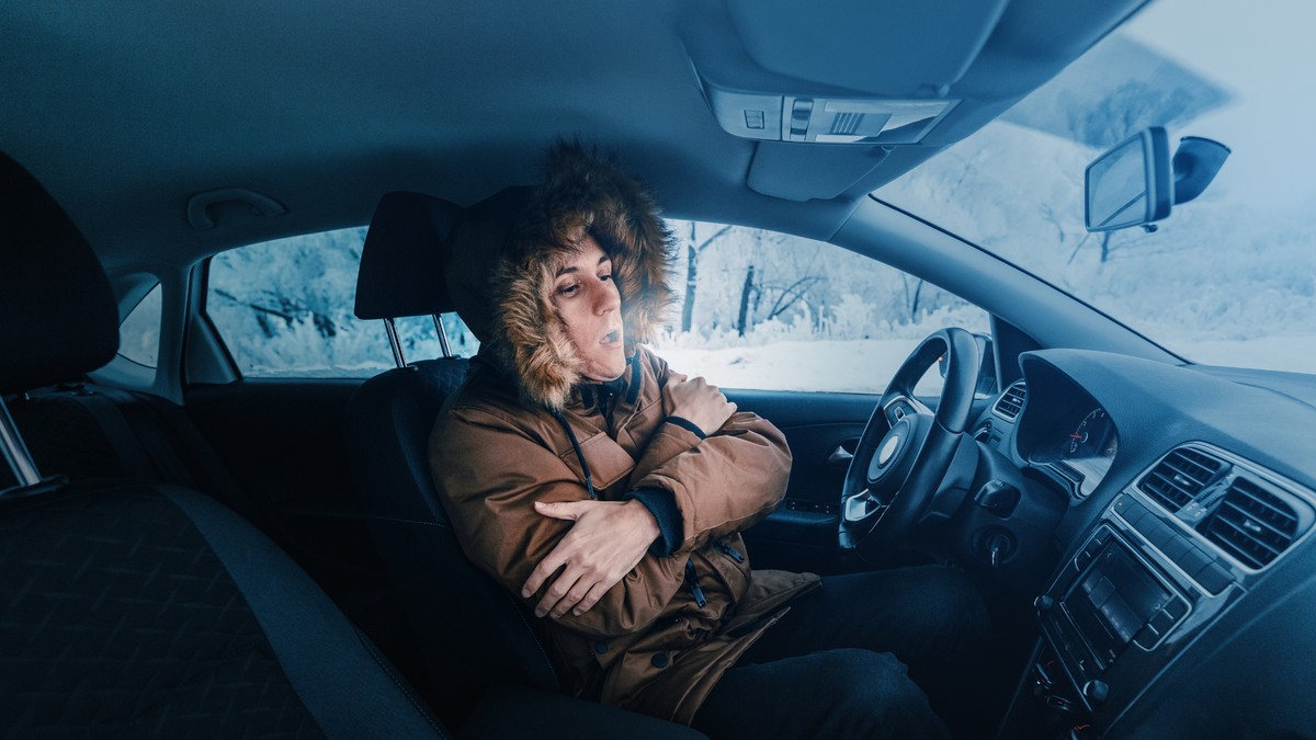 Zakaz nagrzewania auta przed jazdą. Kierowcy muszą ubierać się na cebulkę i zabierać ciepły termos